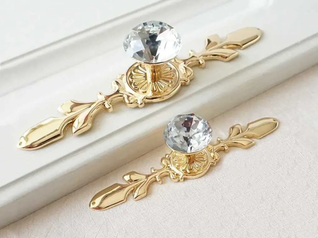 Butoni din cristal