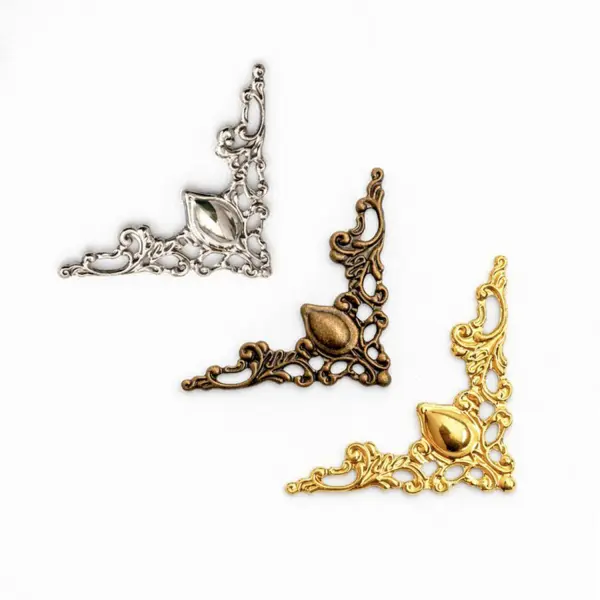 Set de 20 ornamente metalice de colt pentru mobilier – 42 mm