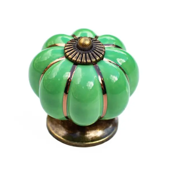 Buton de mobila ceramic Pumpkin verde cu baza bronz, ideal pentru comode, dulapuri si noptiere elegante.