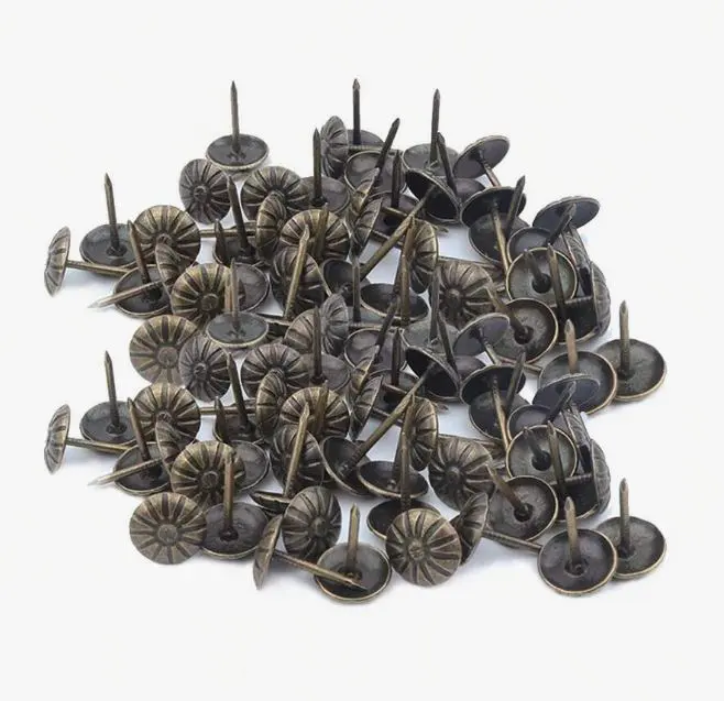 Set de 30 pioneze decorative florale, cu aspect bronz, pentru tapiterie.