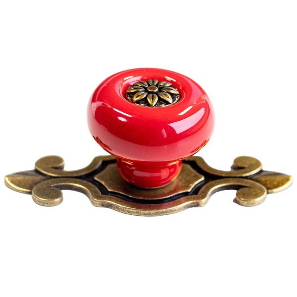 Buton de mobila ceramic rosu cu placuta ornament decorativa, ideal pentru comode, dulapuri si noptiere elegante.