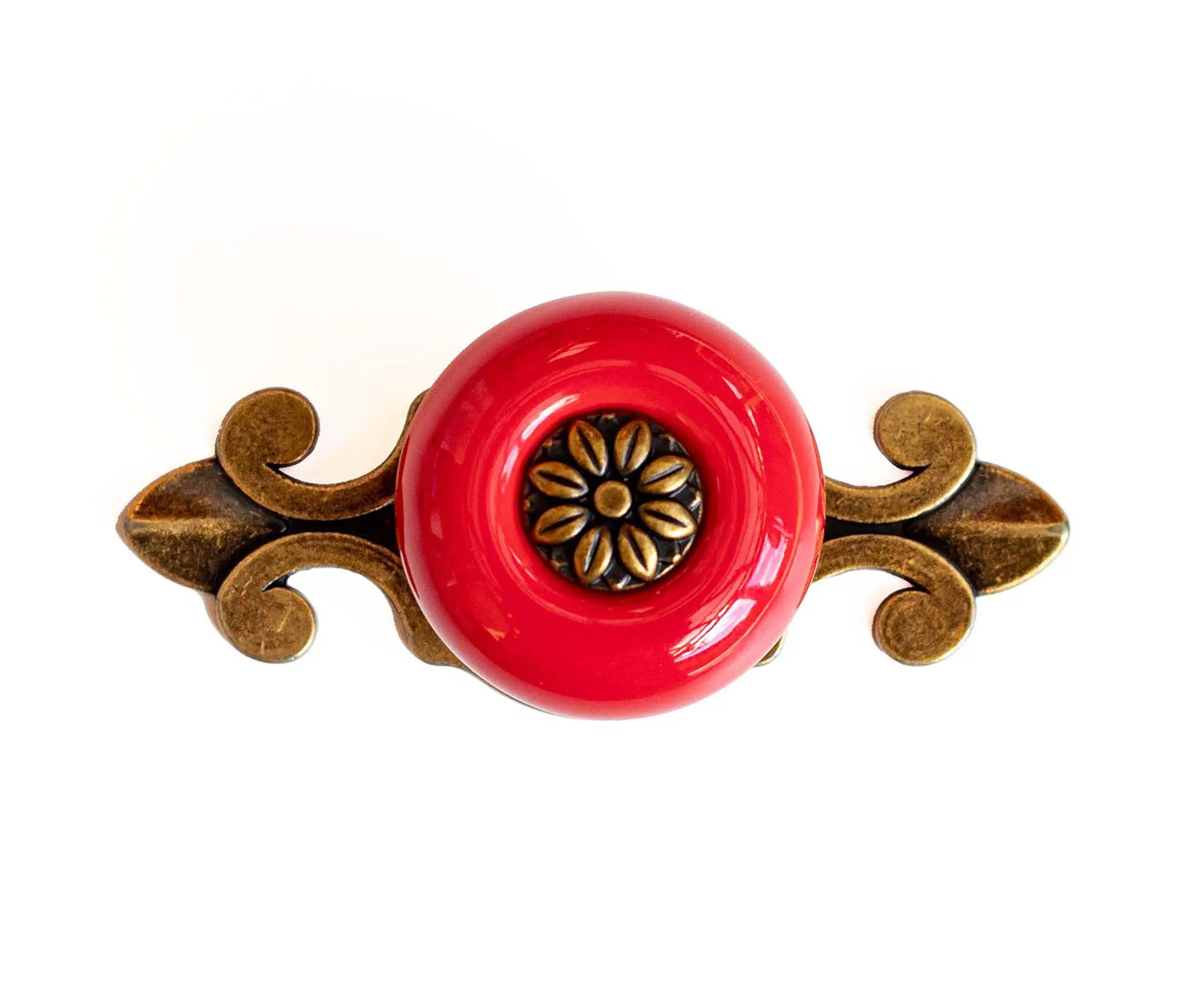 Buton de mobila ceramic rosu cu placuta ornament decorativa, ideal pentru comode, dulapuri si noptiere elegante.