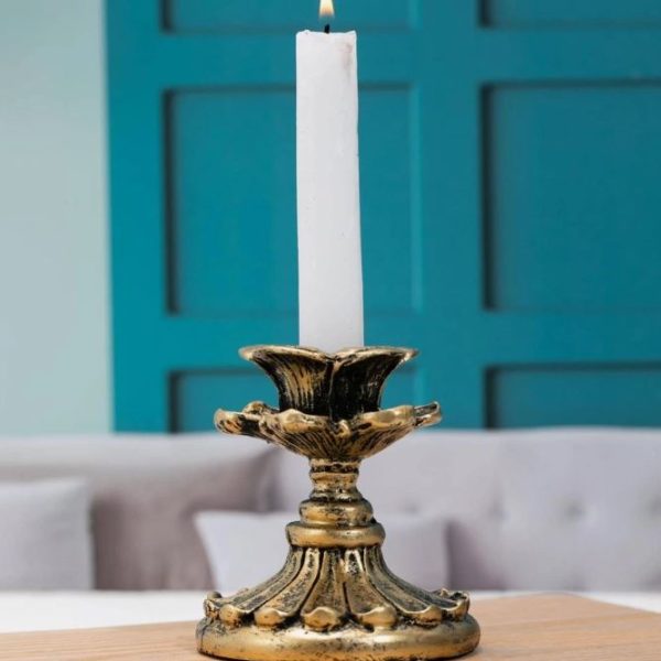 Suport vintage pentru lumânări, ideal pentru decor elegant, mese festive și amenajări rafinate.