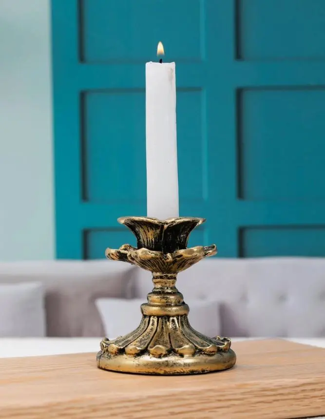 Suport vintage pentru lumânări, ideal pentru decor elegant, mese festive și amenajări rafinate.