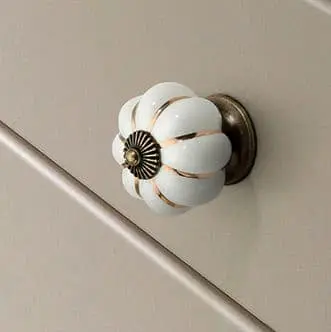 Buton ceramic Pumpkin alb fildes cu dungi aurii, exemplu de montaj