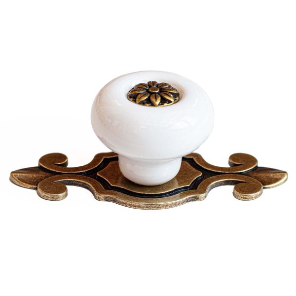 Buton de mobila ceramic alb cu placuta ornament decorativa, ideal pentru comode, dulapuri si noptiere elegante.