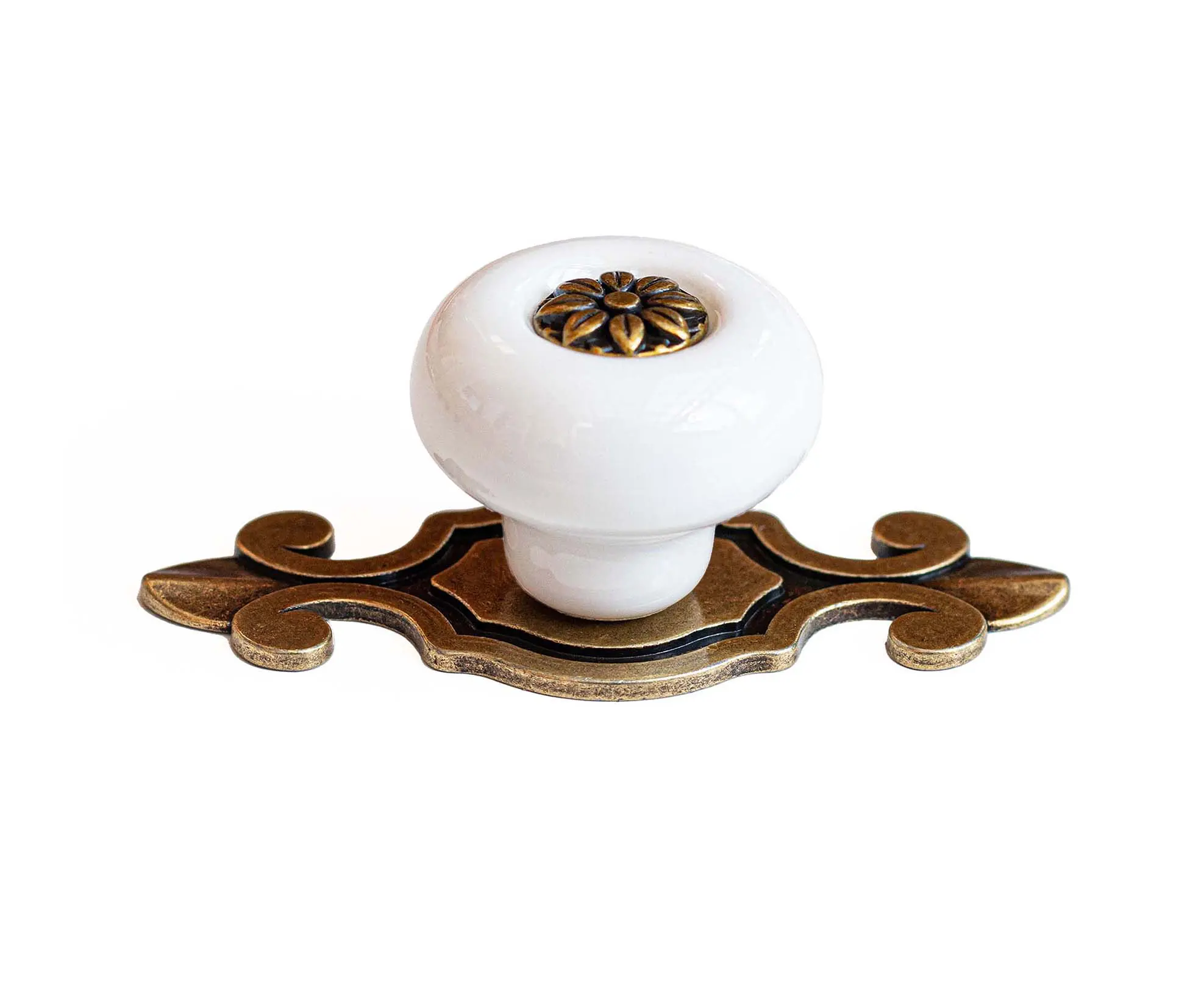 Buton de mobila ceramic alb cu placuta ornament decorativa, ideal pentru comode, dulapuri si noptiere elegante.