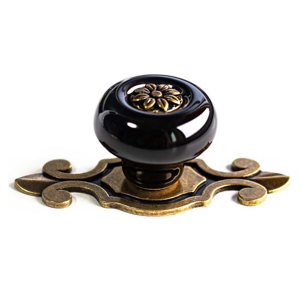 Buton de mobila ceramic negru cu placuta ornament decorativa, ideal pentru comode, dulapuri si noptiere elegante.