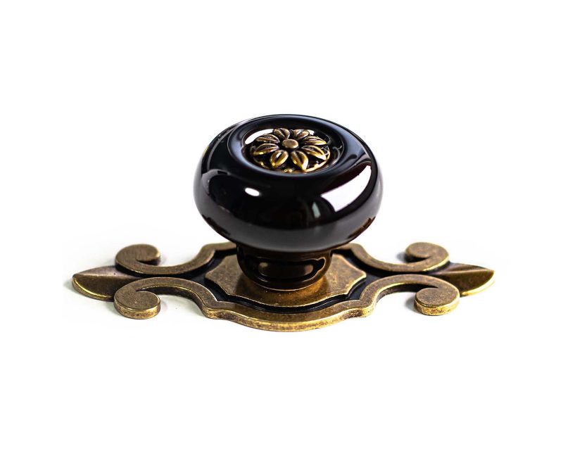 Buton de mobila ceramic negru cu placuta ornament decorativa, ideal pentru comode, dulapuri si noptiere elegante.