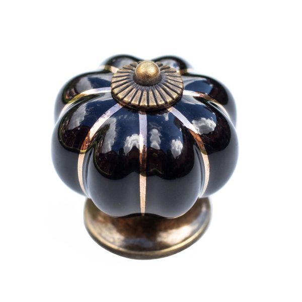 Buton de mobila ceramic Pumpkin negru cu baza bronz, ideal pentru comode, dulapuri si noptiere elegante.