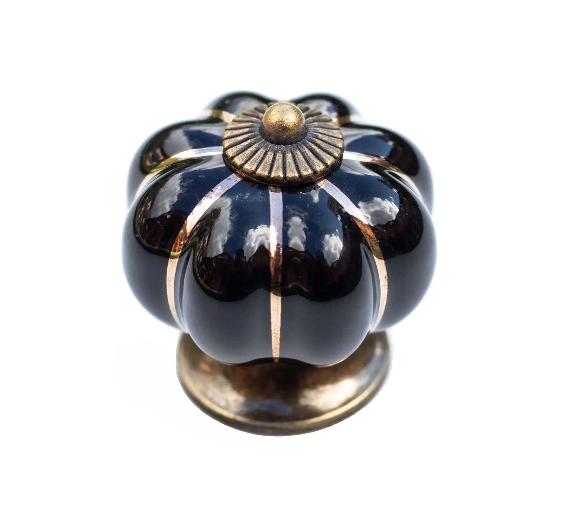 Buton de mobila ceramic Pumpkin negru cu baza bronz, ideal pentru comode, dulapuri si noptiere elegante.