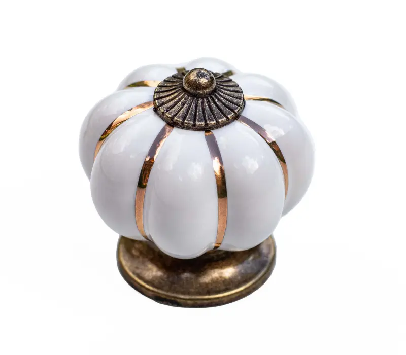 Buton de mobila ceramic Pumpkin alb, cu baza bronz, ideal pentru un decor elegant si clasic.