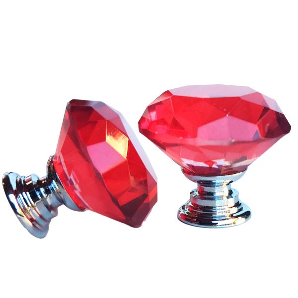 Buton de mobila din cristal rosu cu design tip diamant, ideal pentru dulapuri, comode si noptiere elegante.