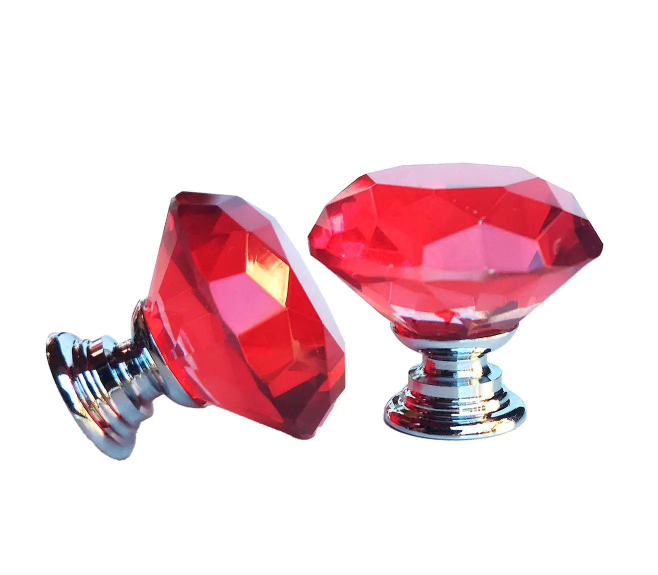 Buton de mobila din cristal rosu cu design tip diamant, ideal pentru dulapuri, comode si noptiere elegante.