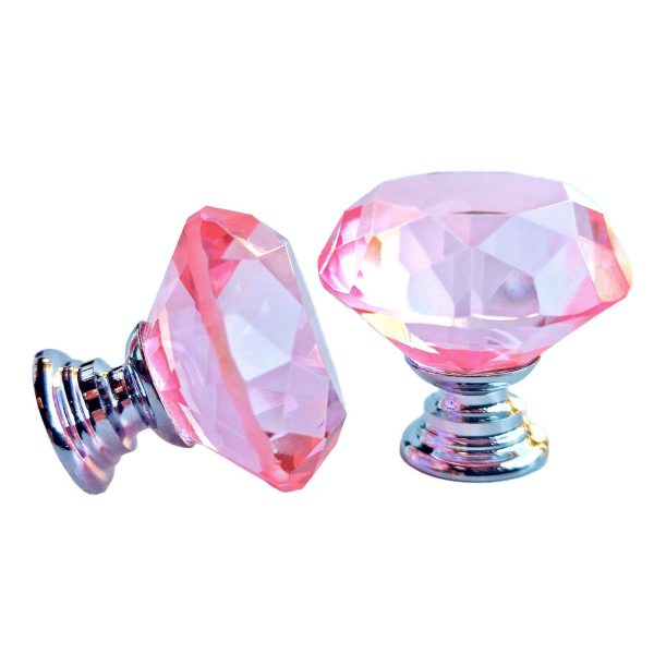 Buton de mobila din cristal roz cu design tip diamant, perfect pentru dulapuri, comode si noptiere elegante.