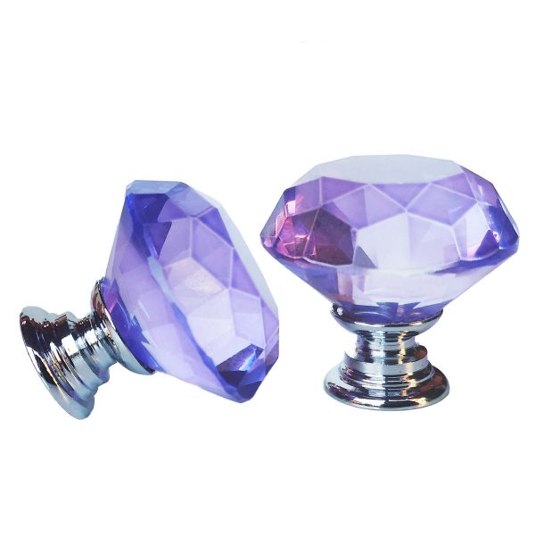 Buton de mobila din cristal violet cu design tip diamant, perfect pentru dulapuri, comode si noptiere elegante.