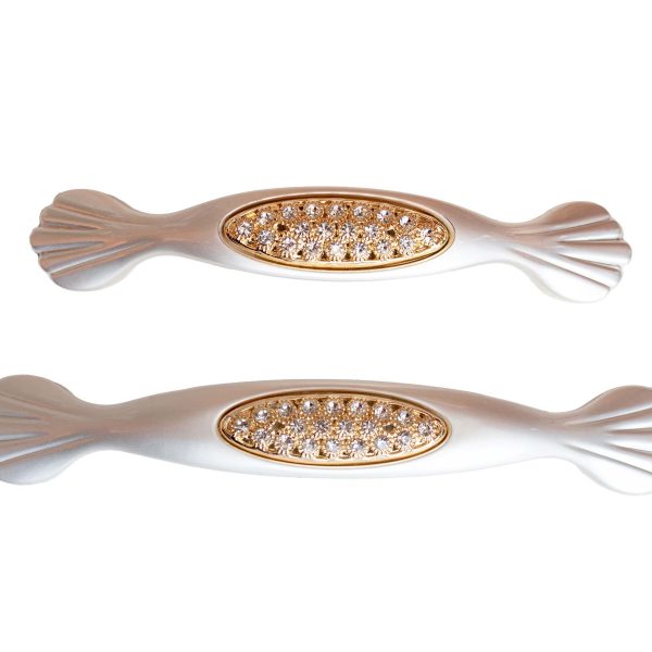 Descopera manerul alb perlat cu cristale aurii 96mm, perfect pentru mobilier elegant. Ideal pentru sertare, dulapuri si decor premium.