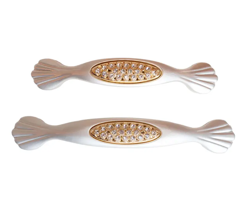 Descopera manerul alb perlat cu cristale aurii 96mm, perfect pentru mobilier elegant. Ideal pentru sertare, dulapuri si decor premium.