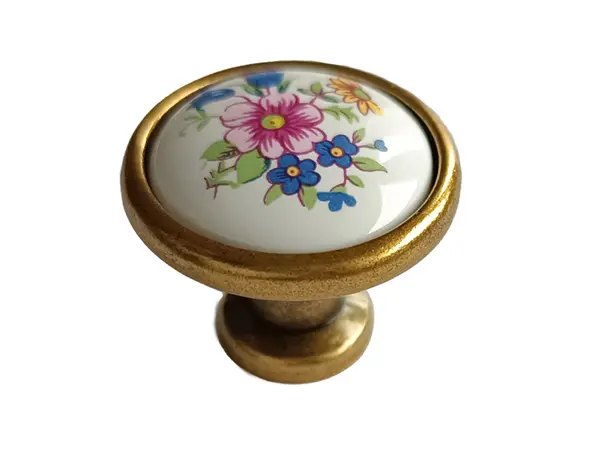 Buton de mobila din portelan clasic, decorat cu un model floral delicat, ideal pentru mobilier elegant si vintage.